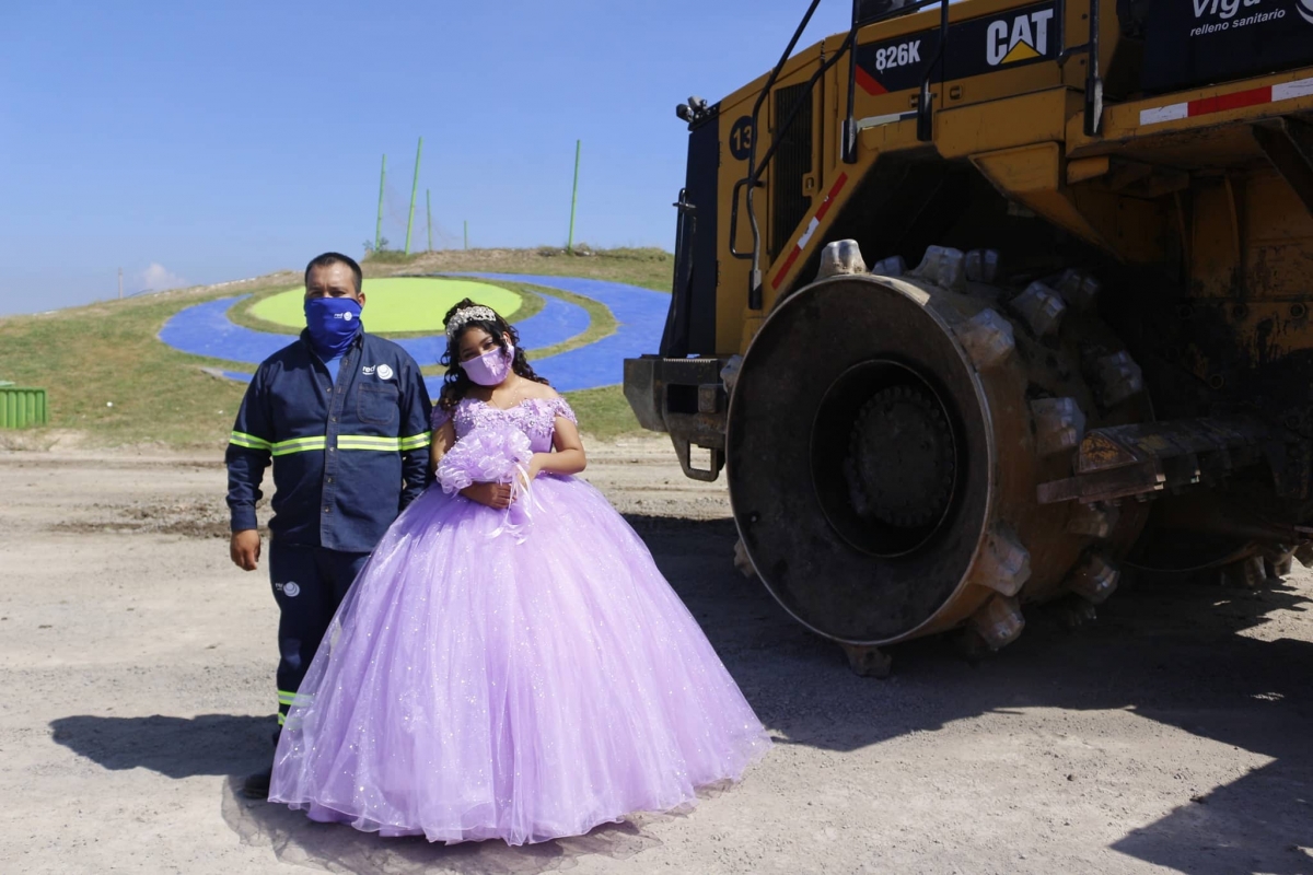 Quinceañera hace su sesión de fotos en basurero donde trabaja su papá