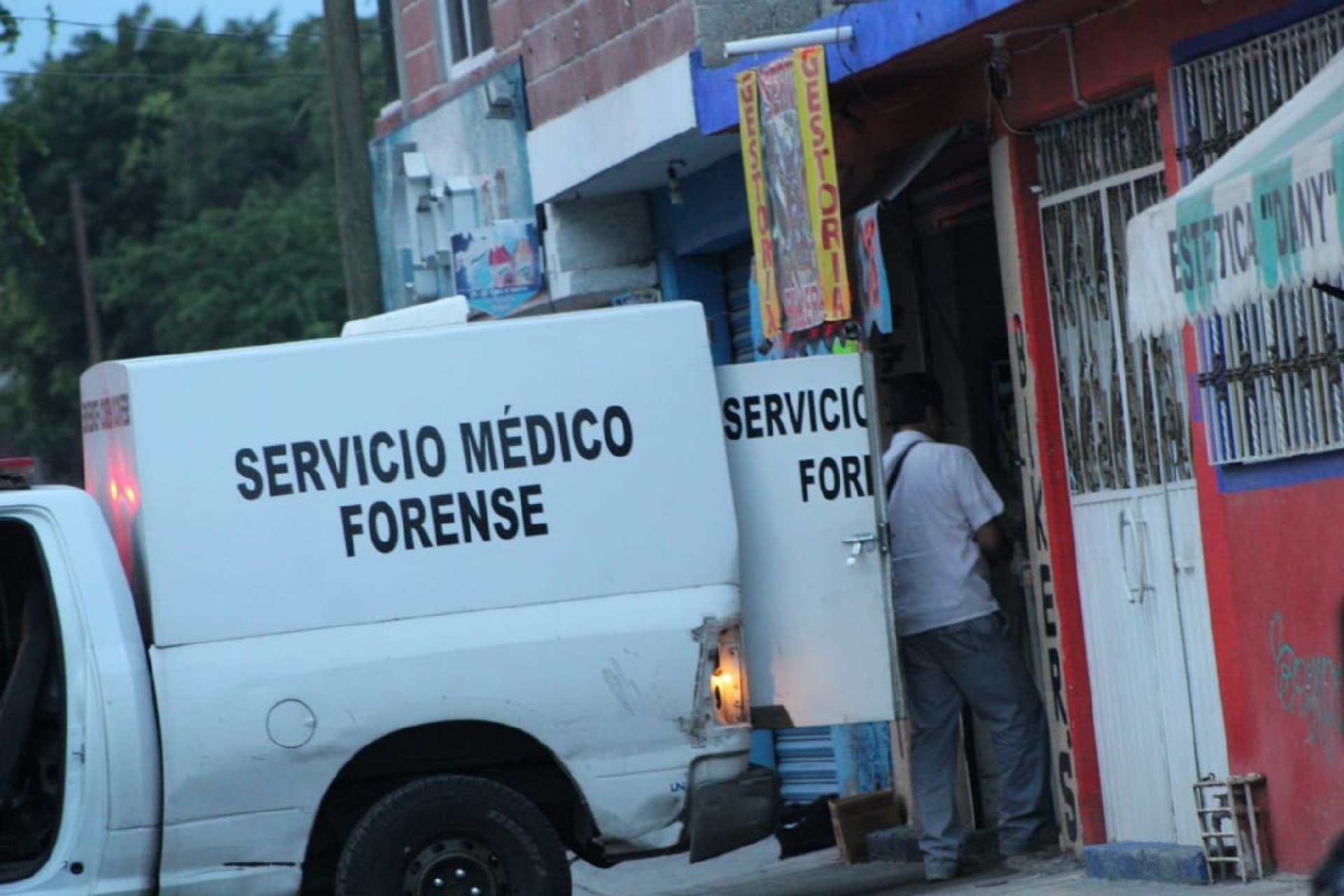 Acribillan a un joven en su negocio