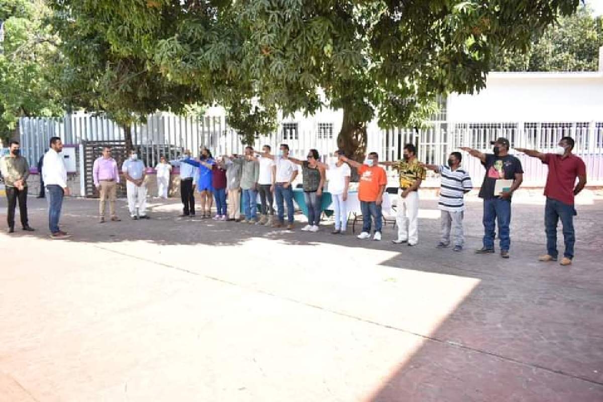 Toman protesta 13 ayudantes municipales de Coatlán del Río