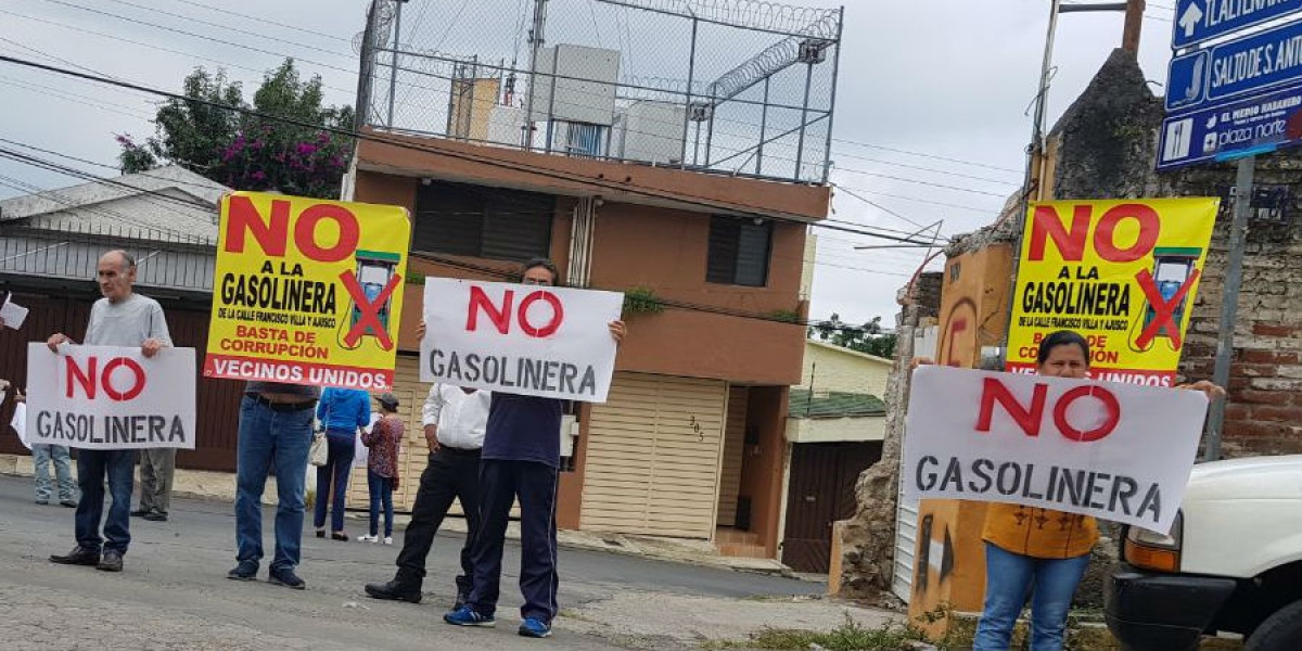 Protestan vecinos contra pretensión de instalar gasolinera en la calle Francisco Villa