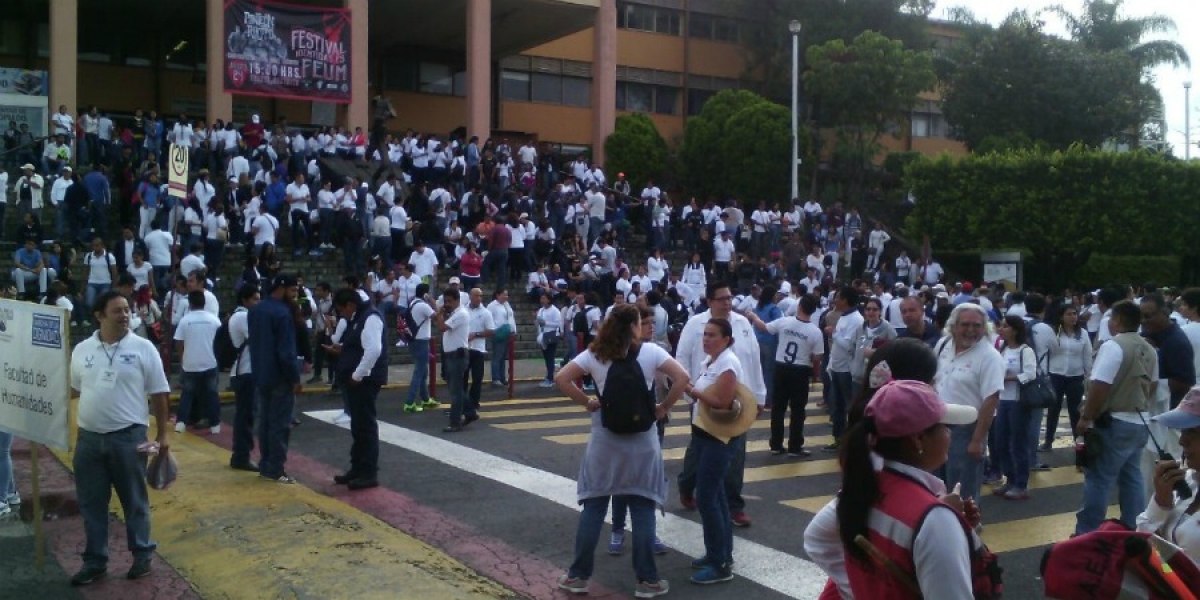 Comienza concentración de integrantes de la comunidad universitaria para la marcha