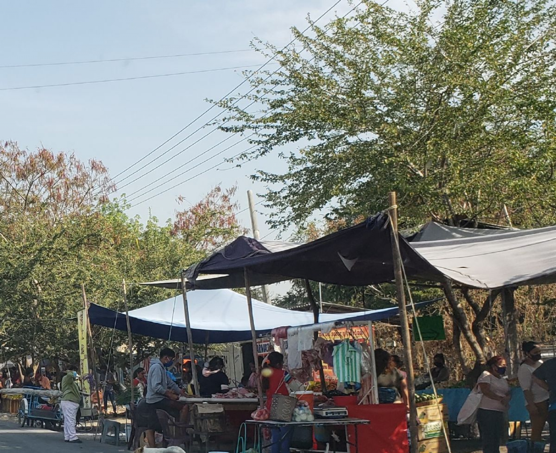 Tianguis de Xoxocotla opera sólo con comerciantes de productos esenciales