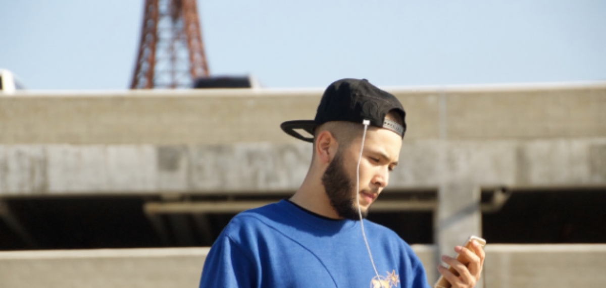Poweraid: La gorra que integra paneles solares para recargar tu celular