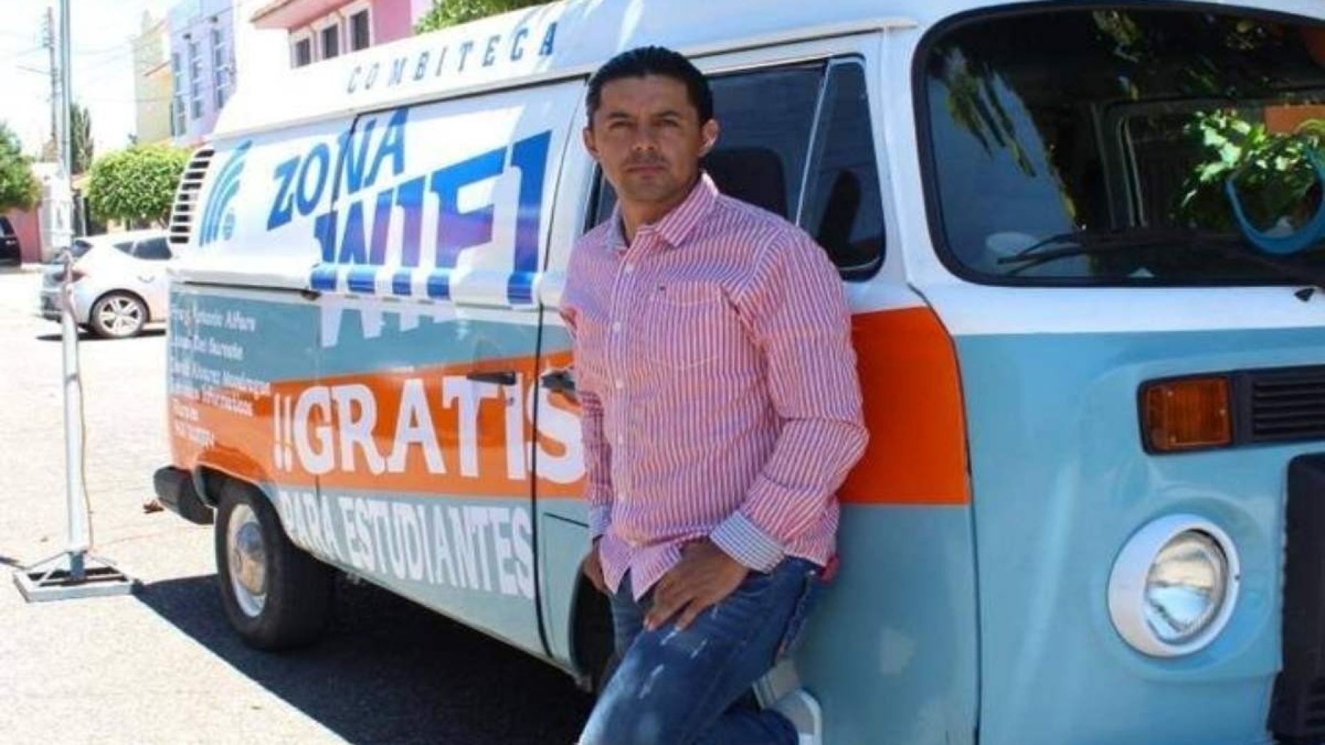 Profesor se hace viral por llevar Internet gratis a niños en su “Combiteca”