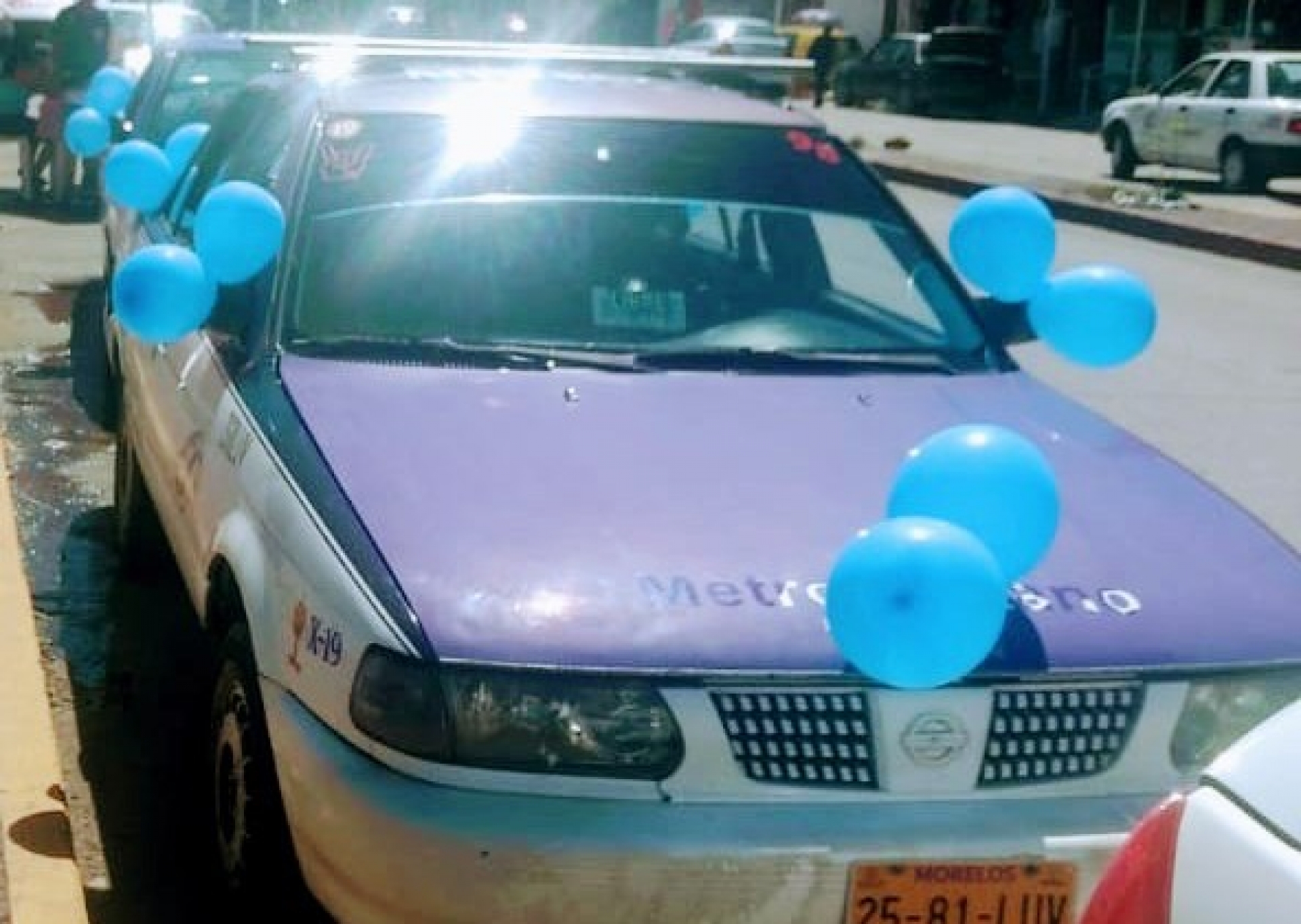 Golpean a taxista para robarle su auto