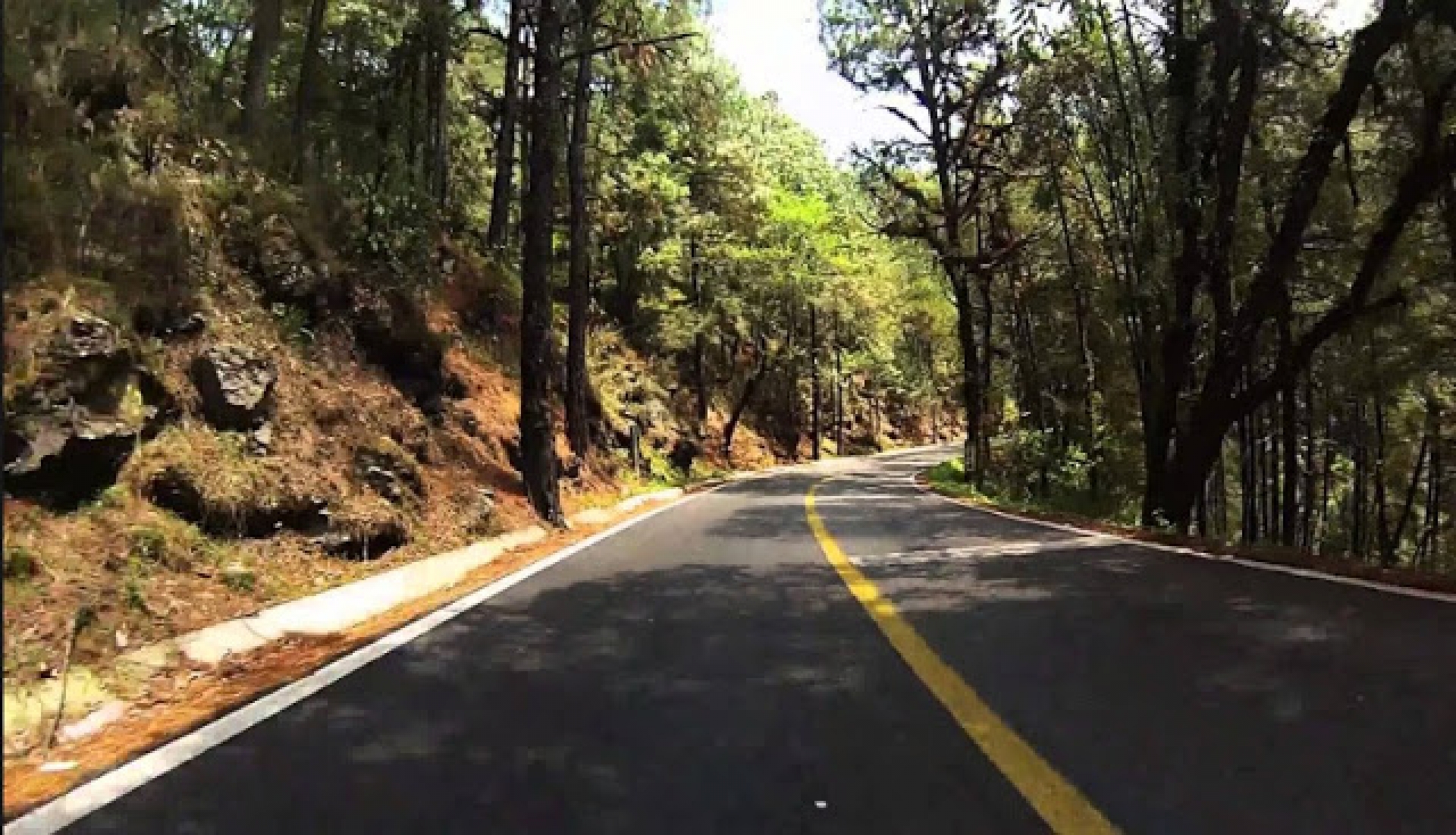 Balean a pareja de automovilistas en la carretera a las lagunas de Zempoala