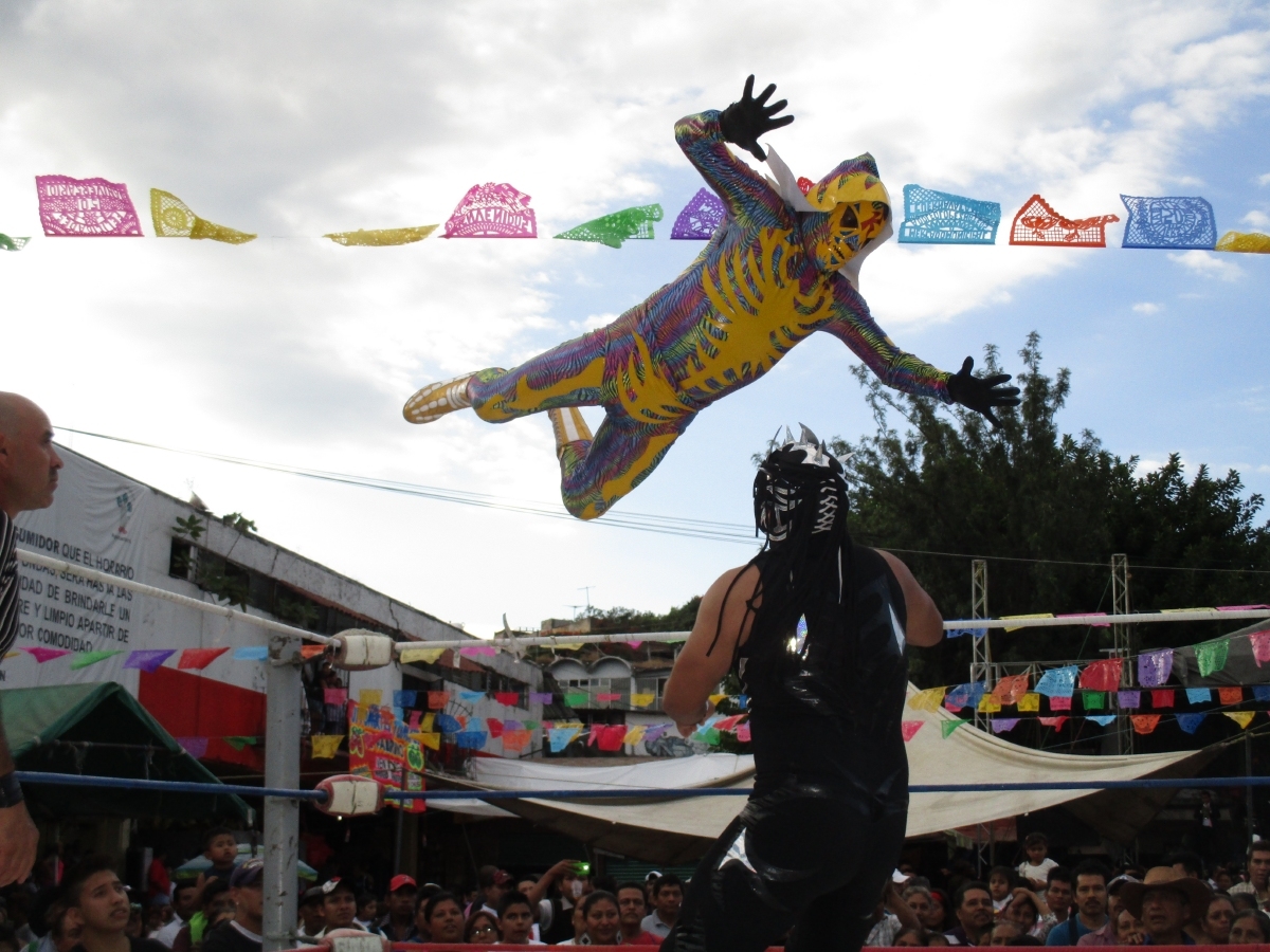 Luchadores se unieron al festejo del 52 aniversario del mercado ALM