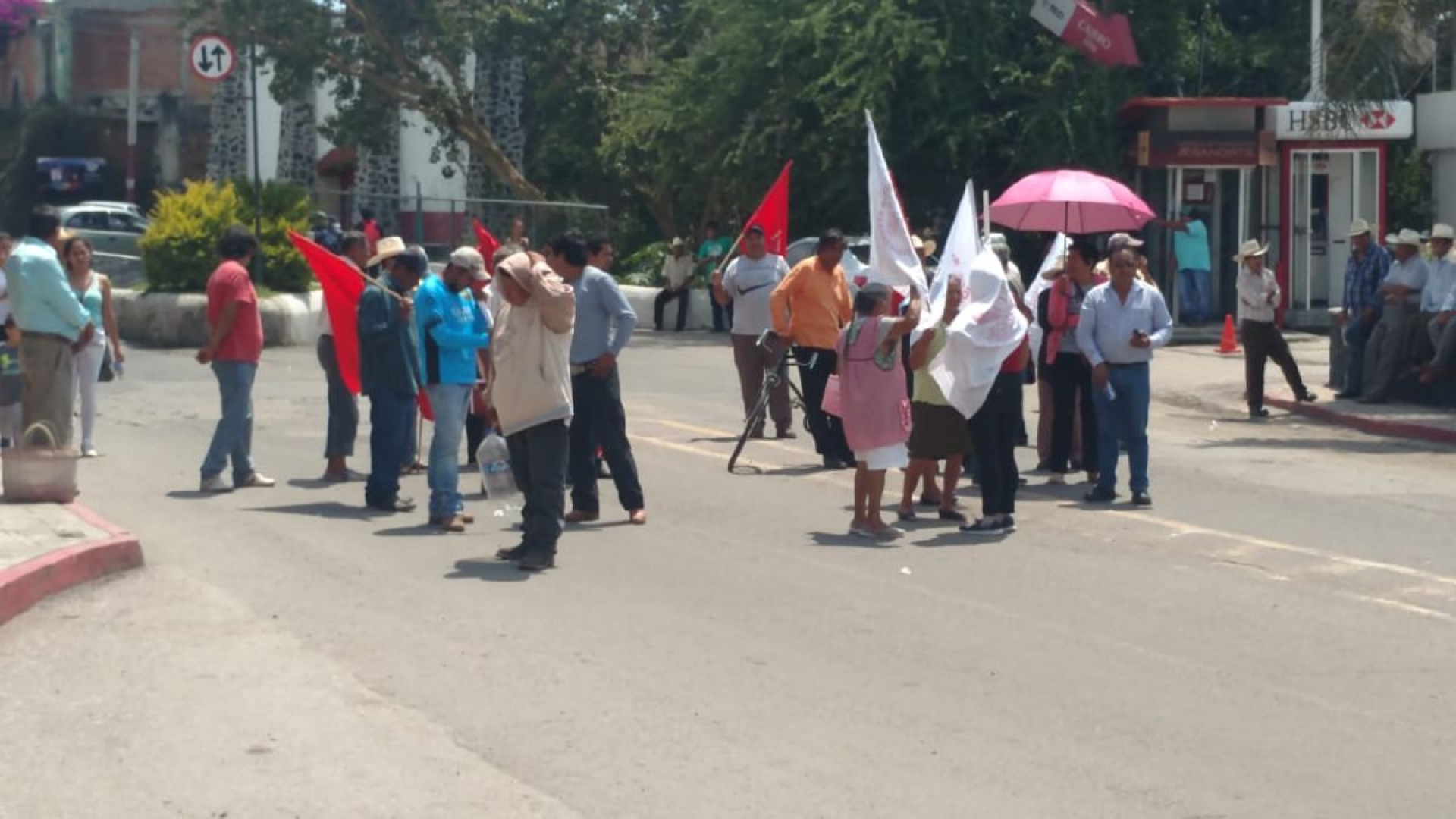 Cierran antorchistas calles de Yecapixtla para exigir beneficios