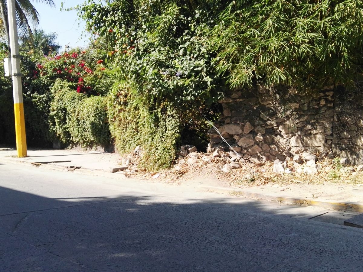 Ignoran autoridades de Jojutla solicitud para retirar barda dañada de una barranca