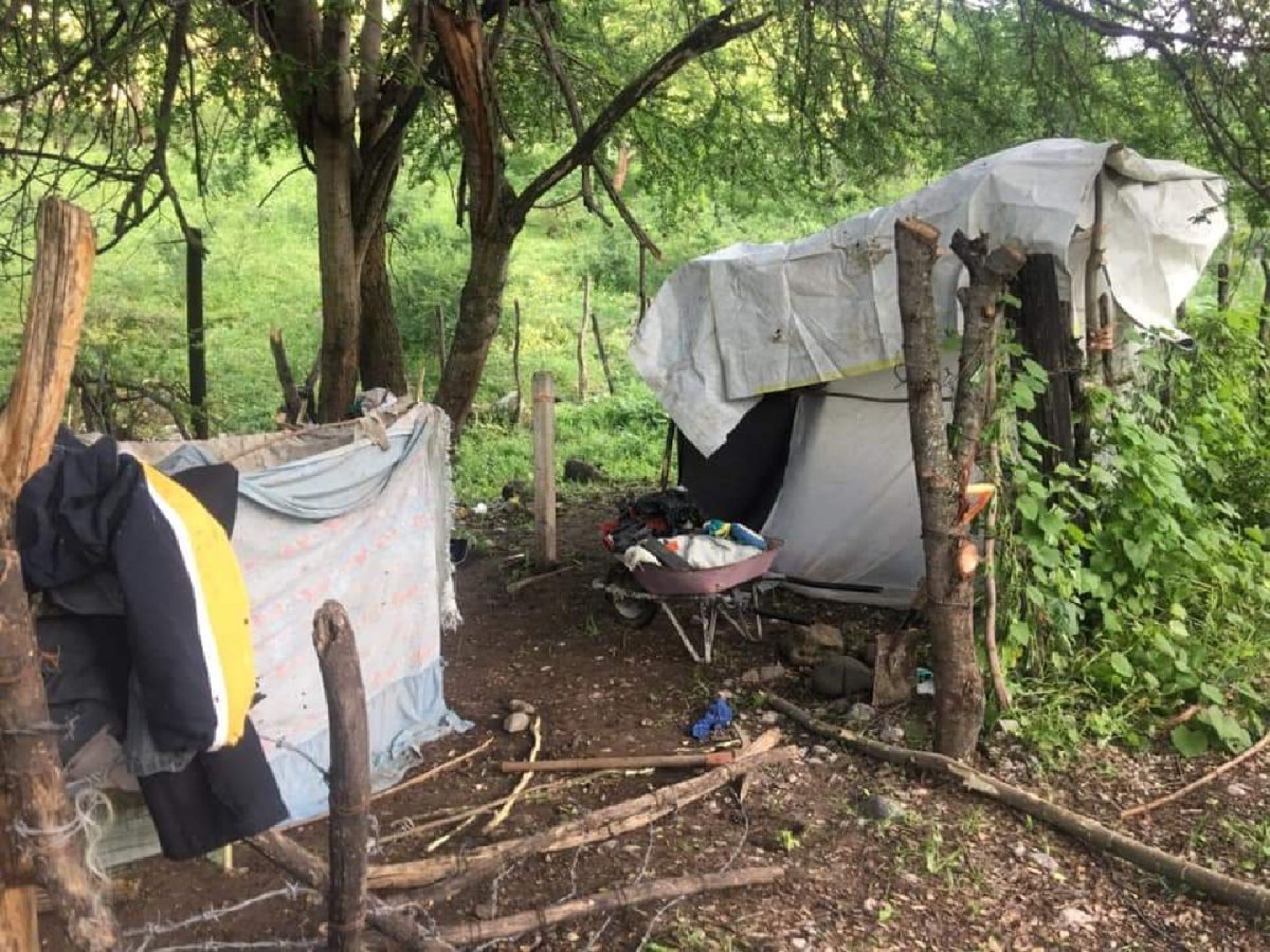 Vecinos piden ayudar a una familia de migrantes sin vivienda ni trabajo