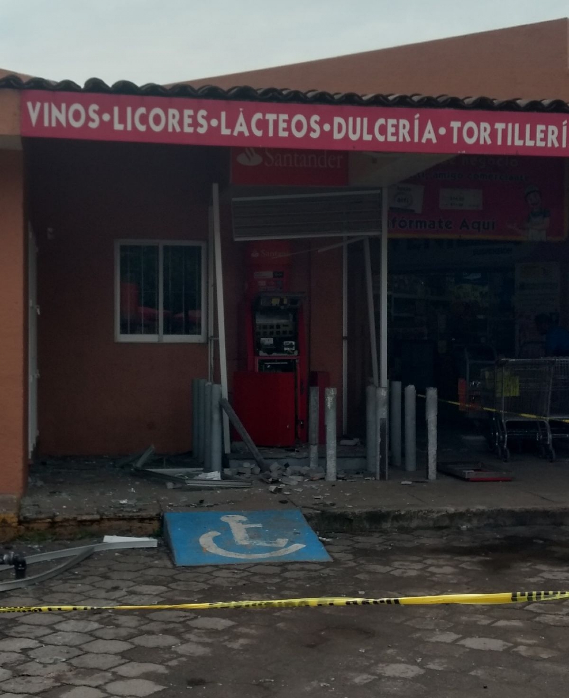 Destrozan cajero automático para robarse el dinero