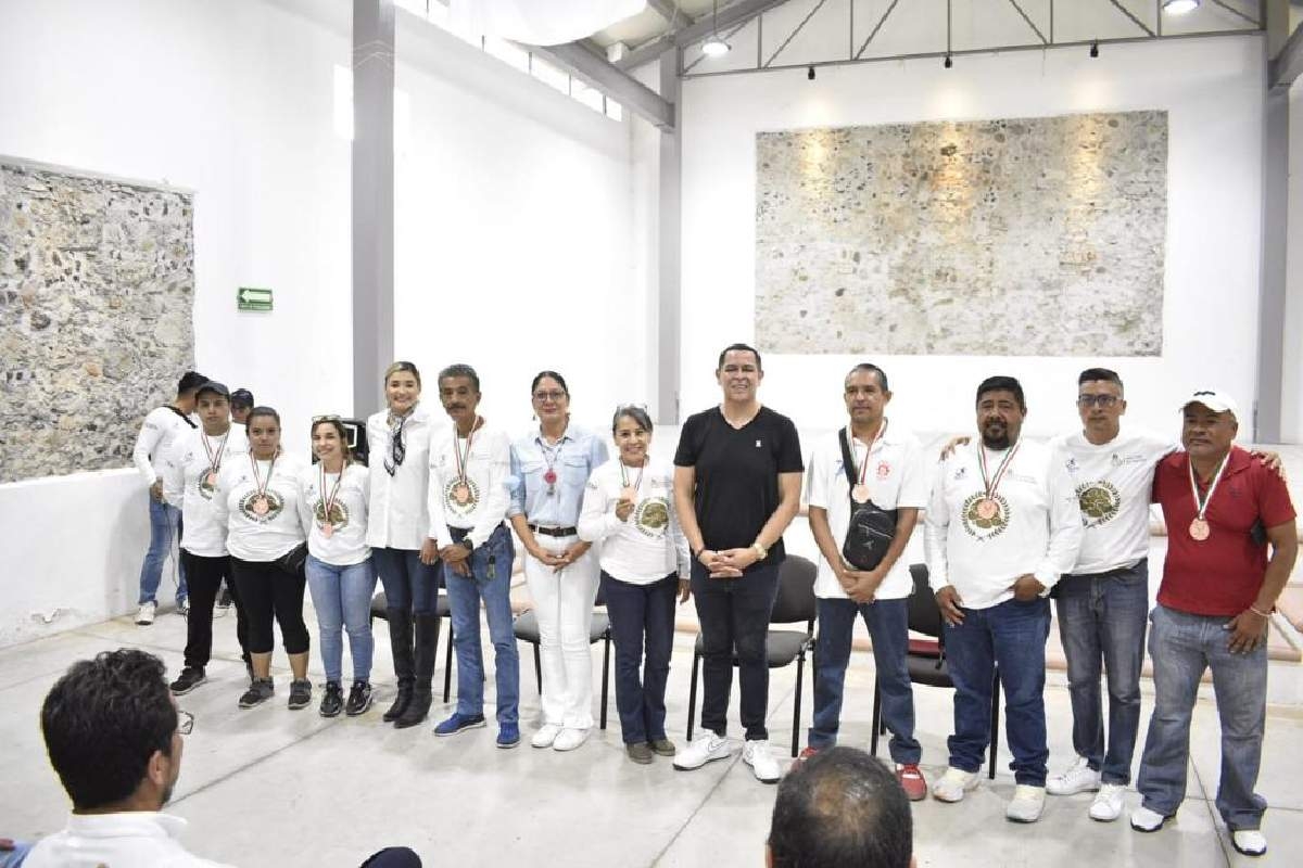 Premian a alumnos ganadores de la Olimpiada Interescolar