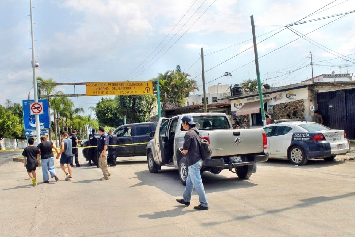 Balean a dos hombres a bordo de un auto