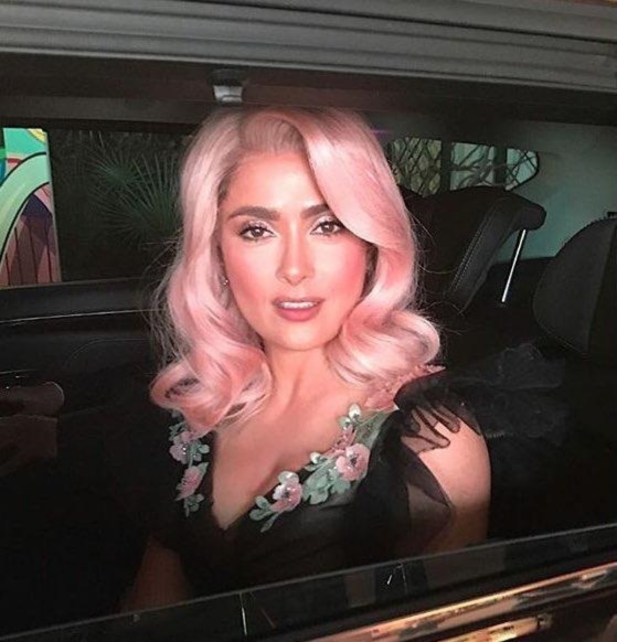 Salma Hayek conmociona Cannes con cabello rosa