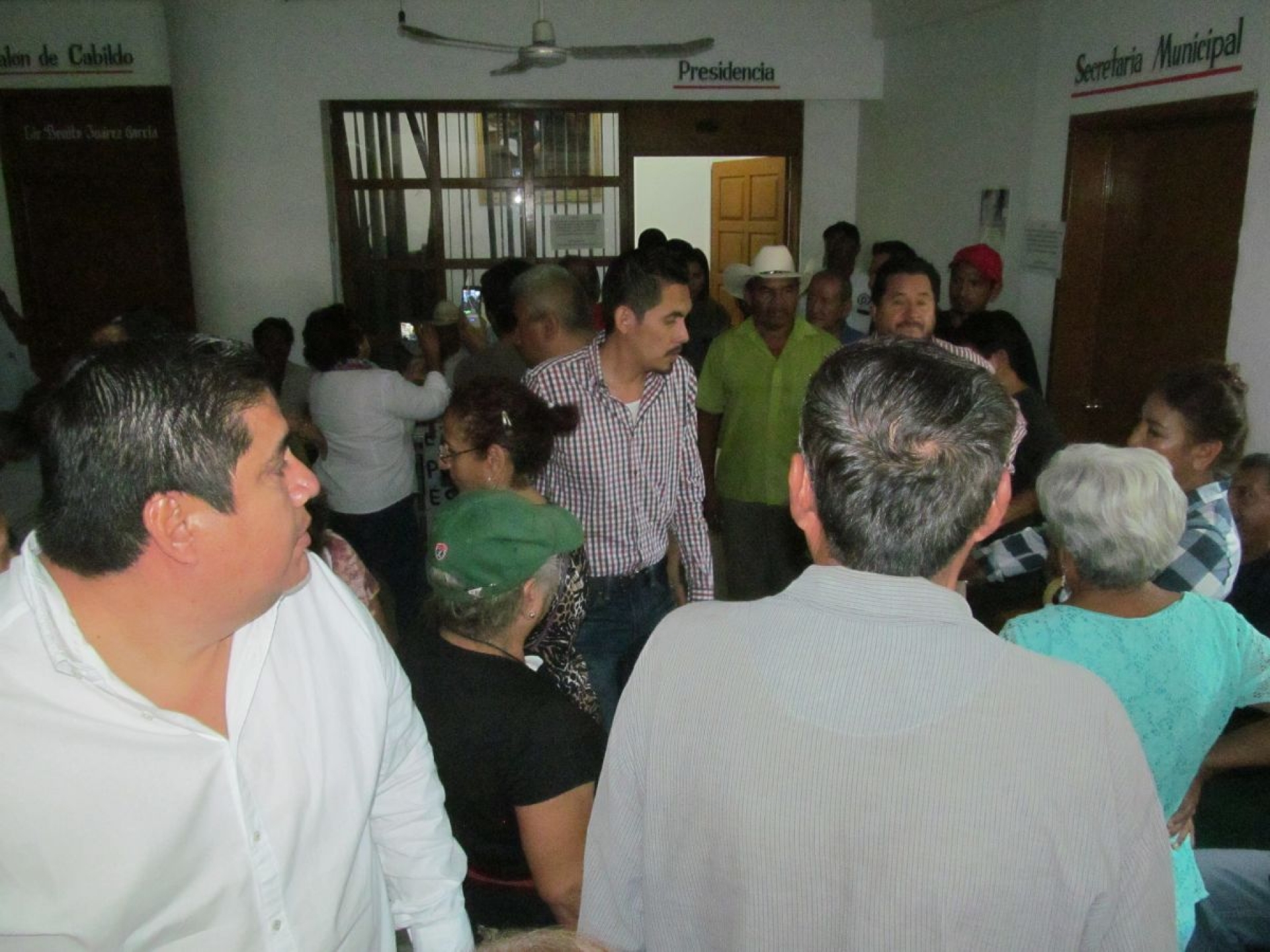 Ofrece alcalde de Zacatepec restablecer el suministro de agua