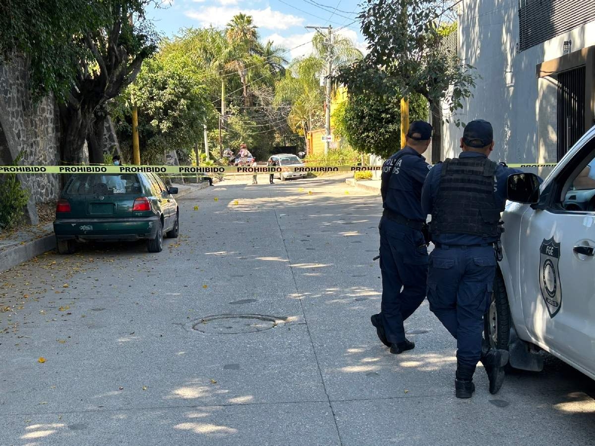 Un policía fue herido con su arma de cargo