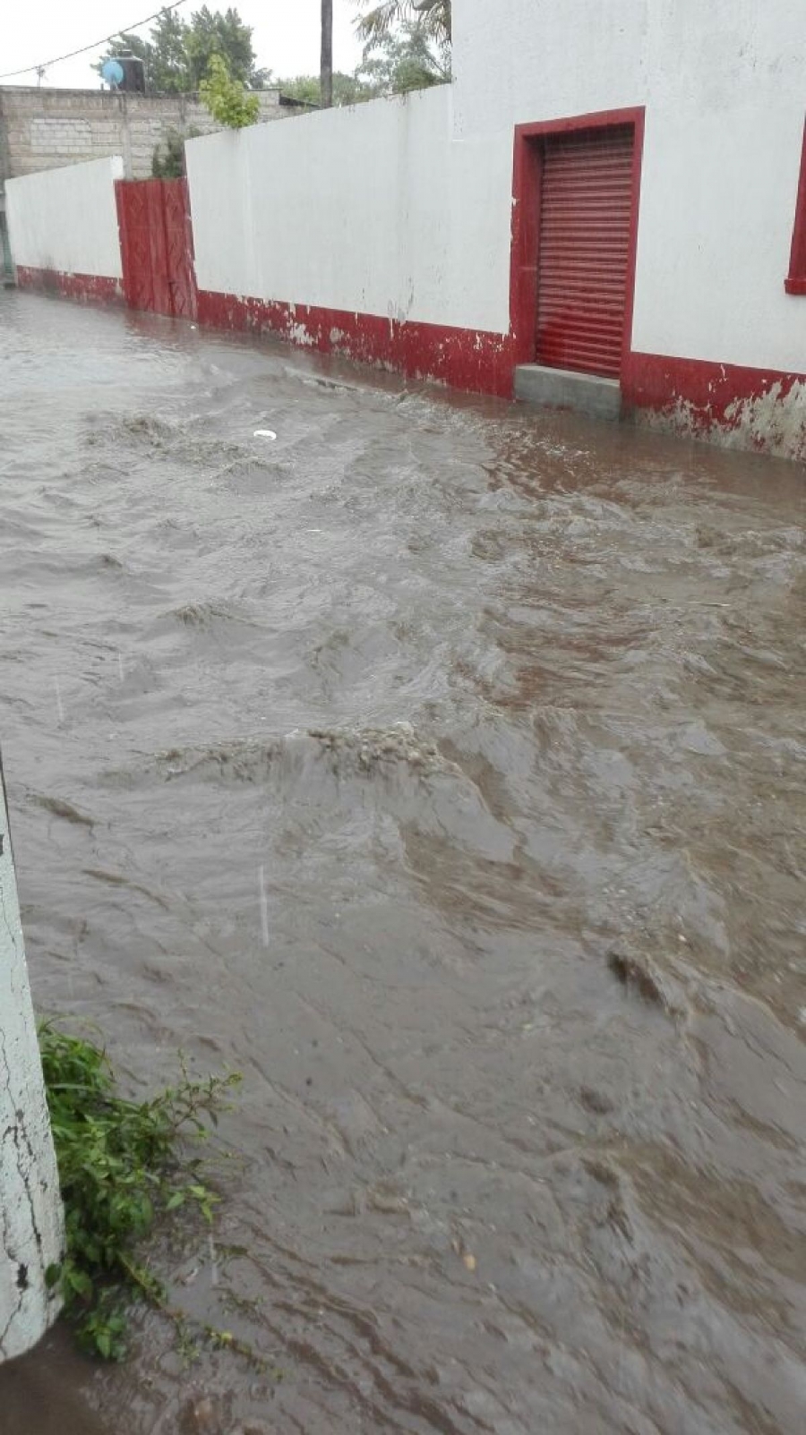 Se inundó la avenida principal de Coatetelco