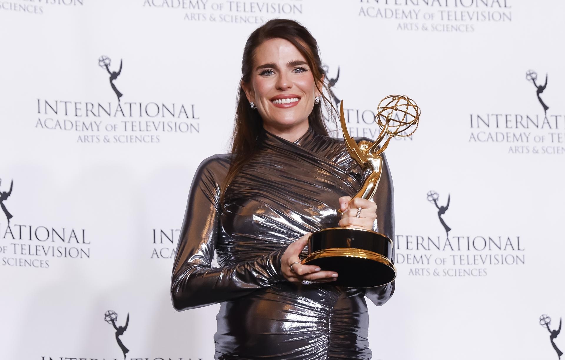 Karla Souza deslumbra en 'La Caída' y gana un Emmy