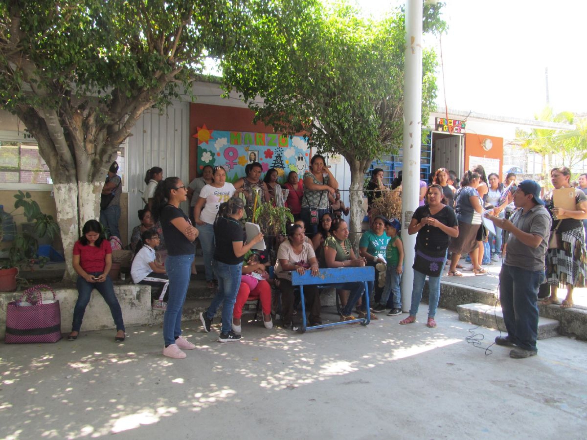 Padres de familia de Tlaquiltenango demandan rehabilitación de su escuela