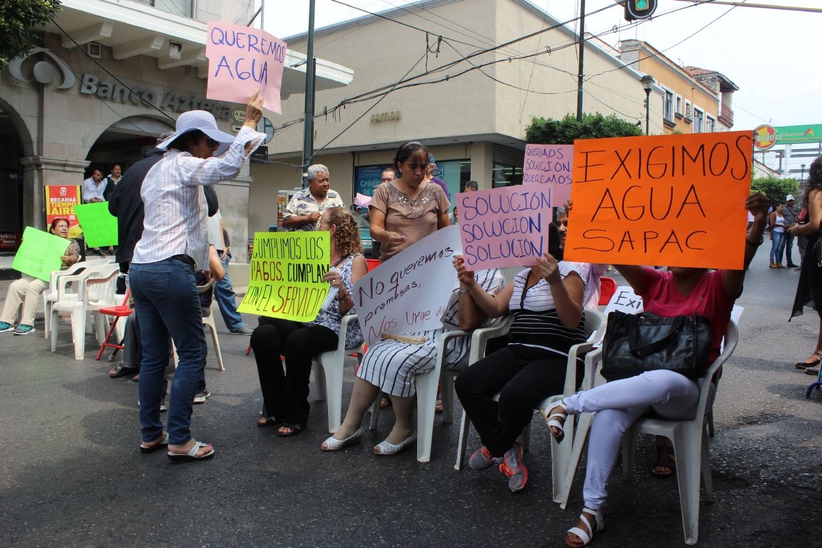 Para exigir agua, vecinos del Centro cerraron la avenida Morelos