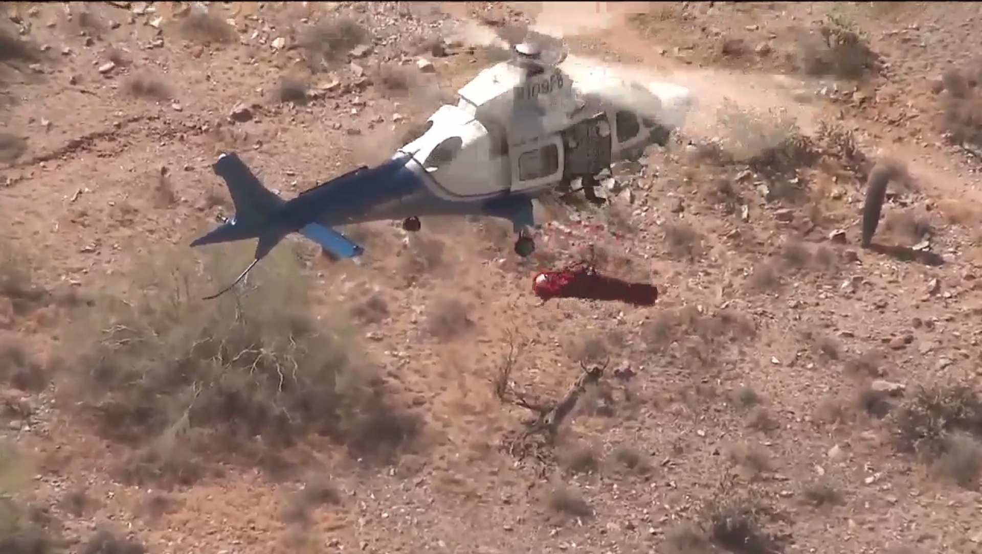 VIDEO: ¡Como torbellino! Trasladan a herida colgando de helicóptero