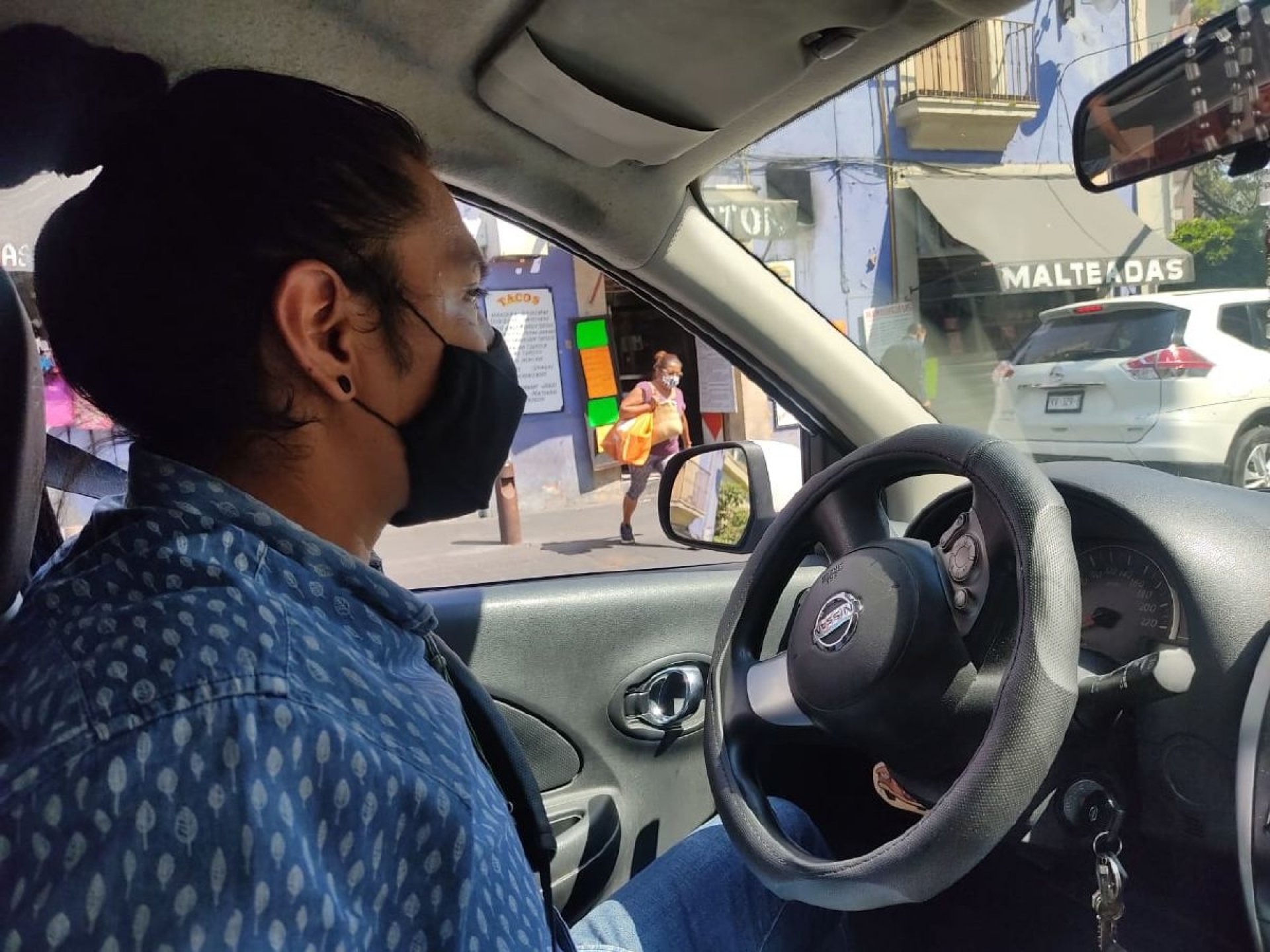 Músico, artesano y taxista por la pandemia