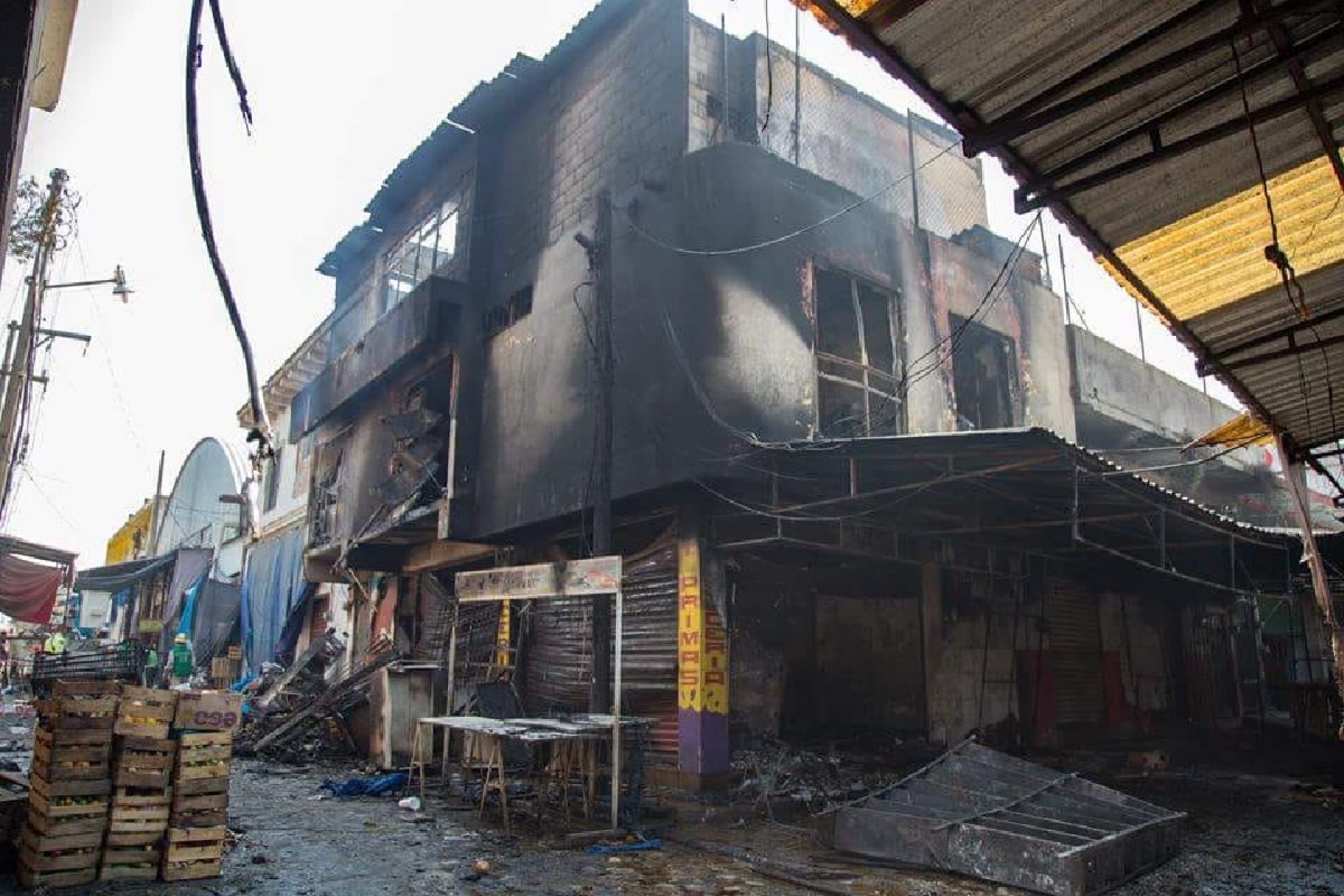 Arrasa incendio con negocios de la cabecera de Puente de Ixtla