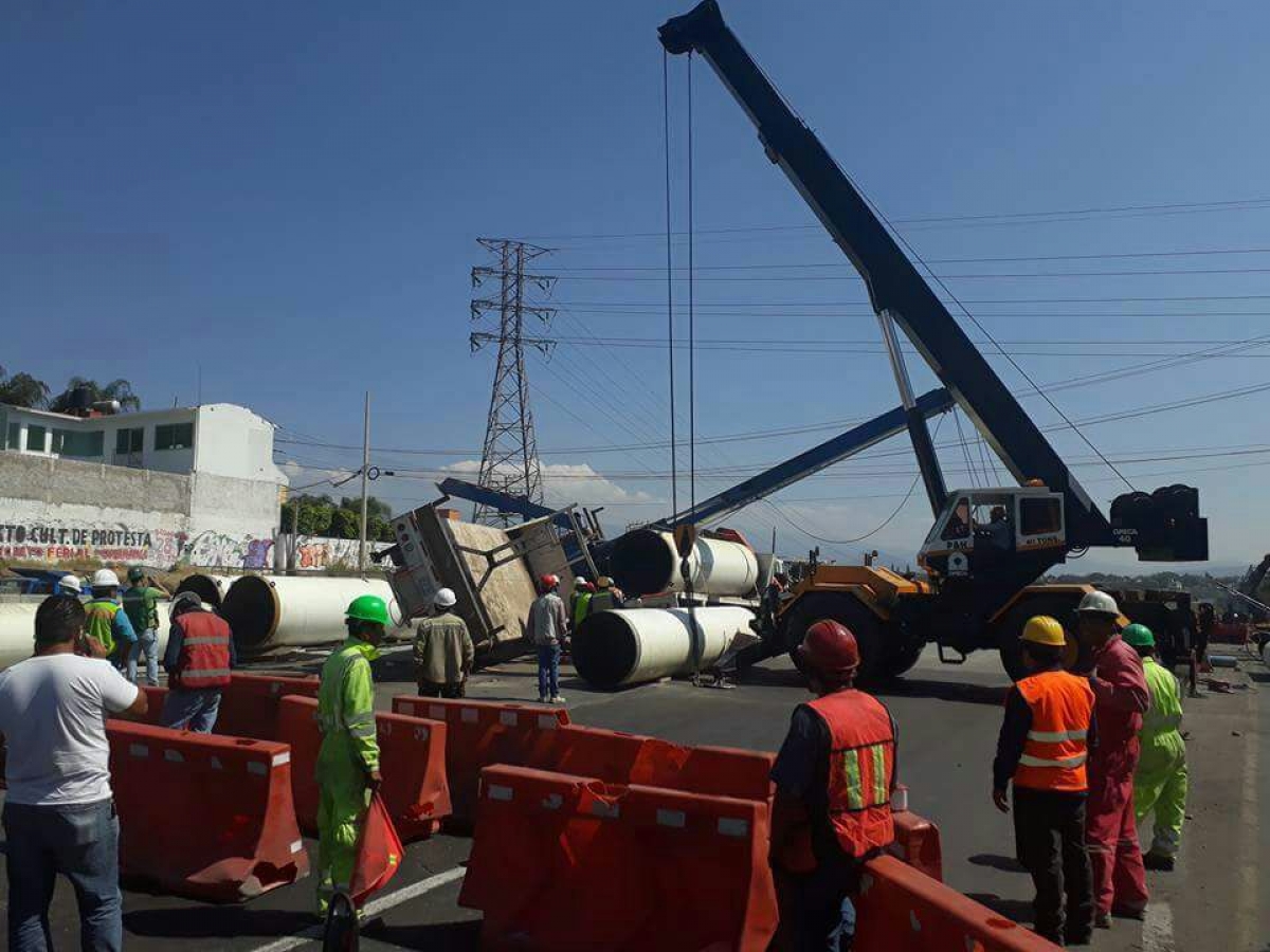 Vuelca una grúa en obras del Paso Exprés