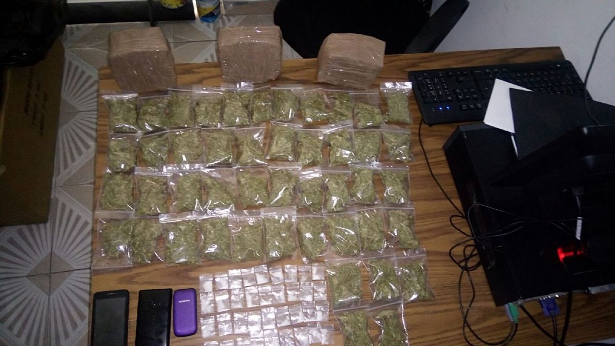 Arrestan a cuatro individuos que tenían droga