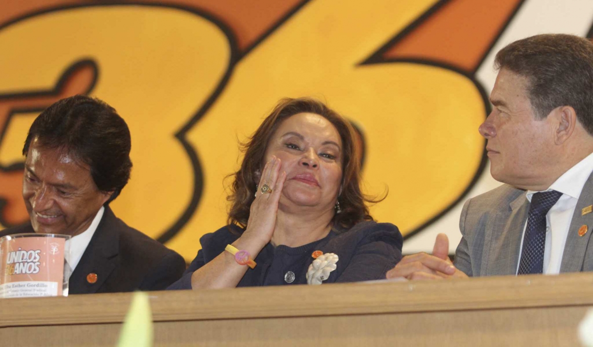 Elba Esther, con brazalete pero puede recibir visitas en su domicilio