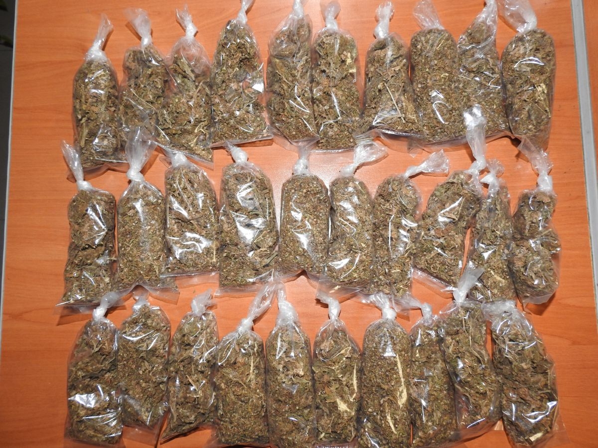 Arrestan a dos hombres con droga en Mazatepec