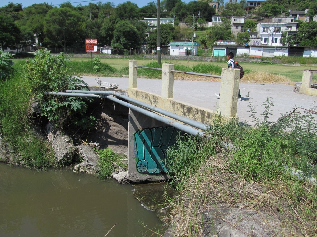 Piden revisar puente en colonia de Zacatepec, dañado por las lluvias