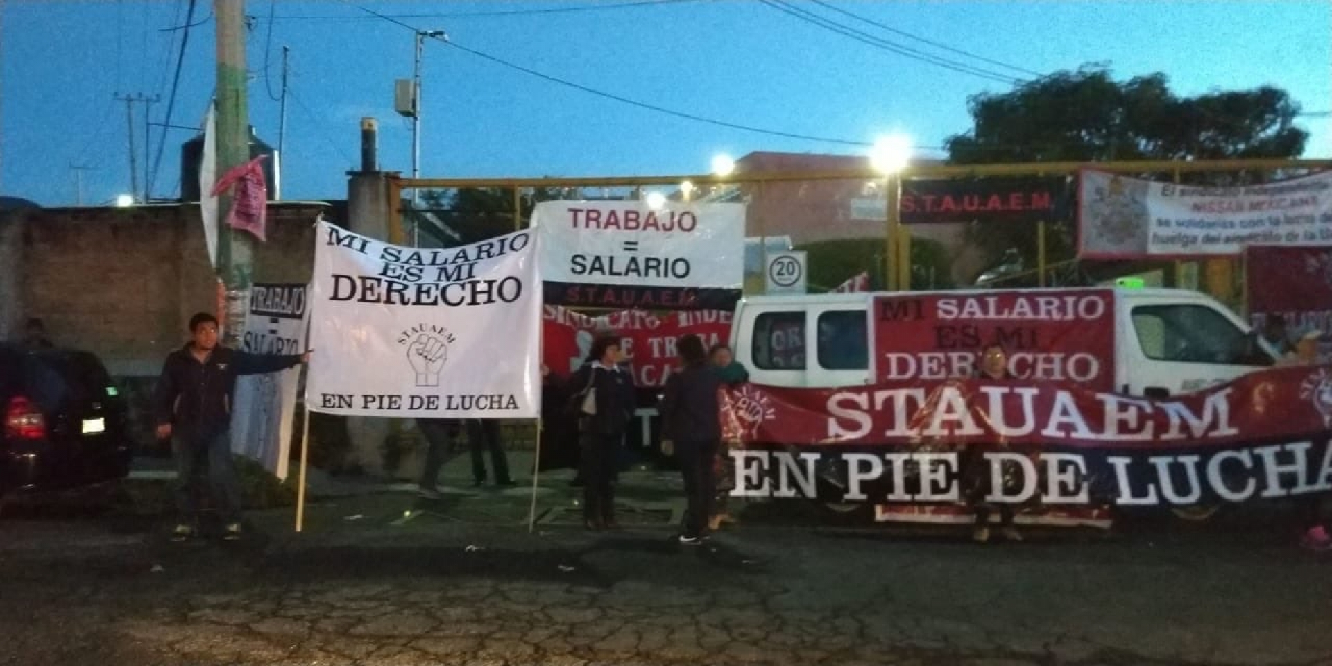 Cierran integrantes del STAUAEM acceso al campus Chamilpa