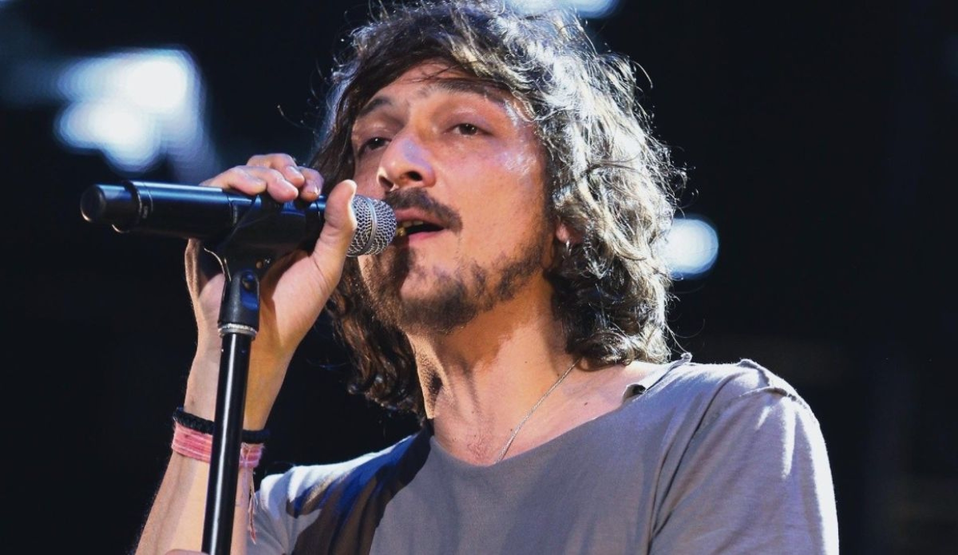 León Larregui afirma que fue bajado de un avión tras quejarse del servicio
