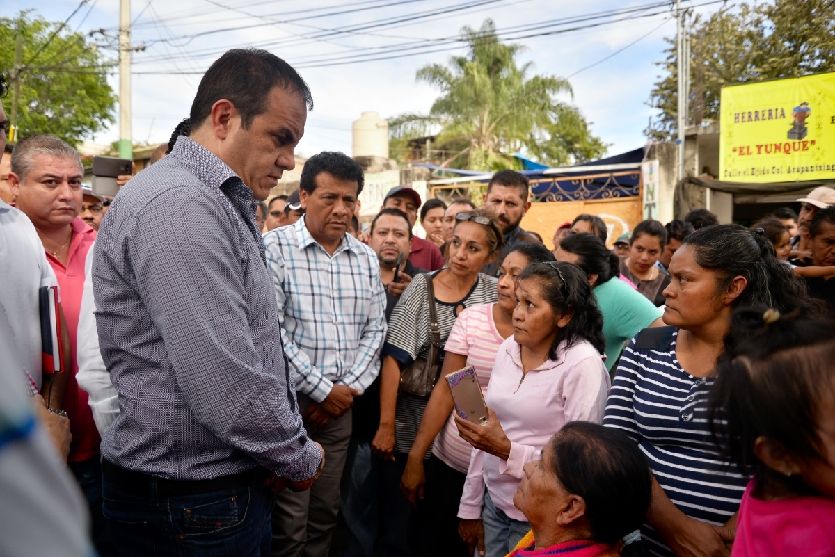 Brinda Cuauhtémoc Blanco apoyo a víctimas del incendio de Acapantzingo