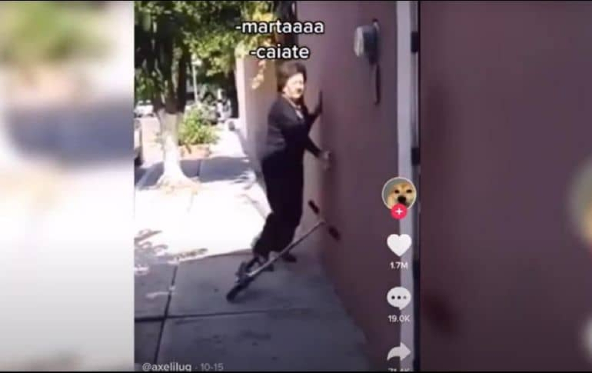 Abuelita se cae de patín del diablo y se hace viral por su reacción
