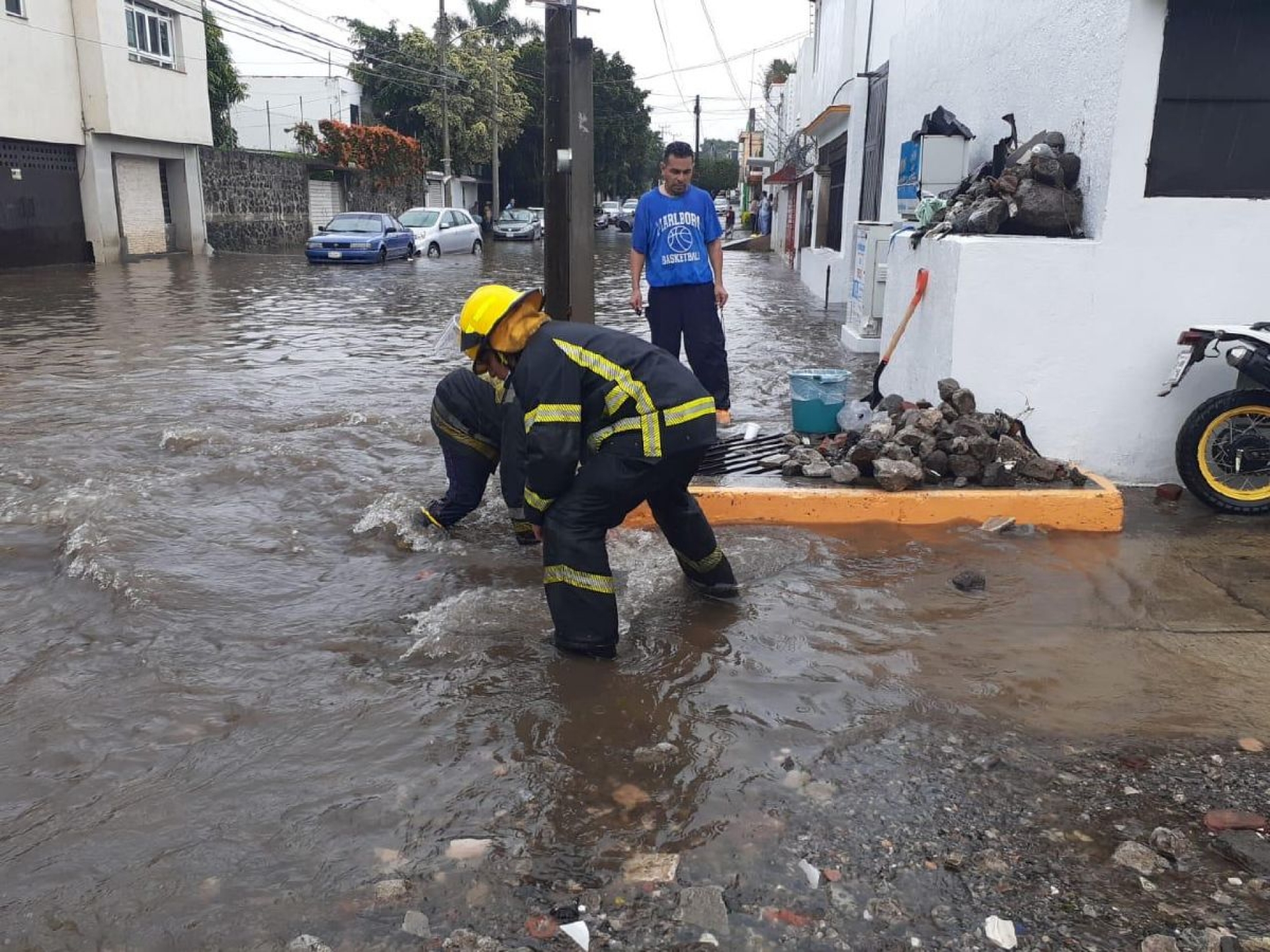 Protección civil de Cuernavaca rescata vehículo arrastrado por la corriente en la colonia La selva