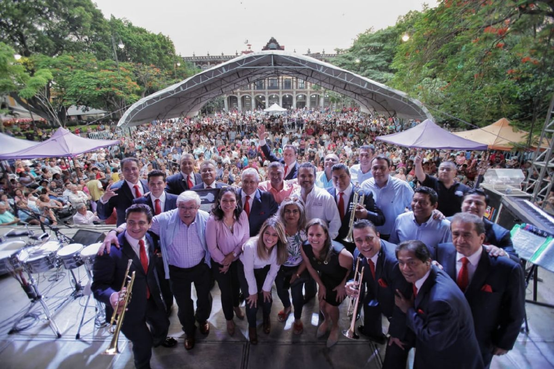Festejan en grande a las mamás en zócalo