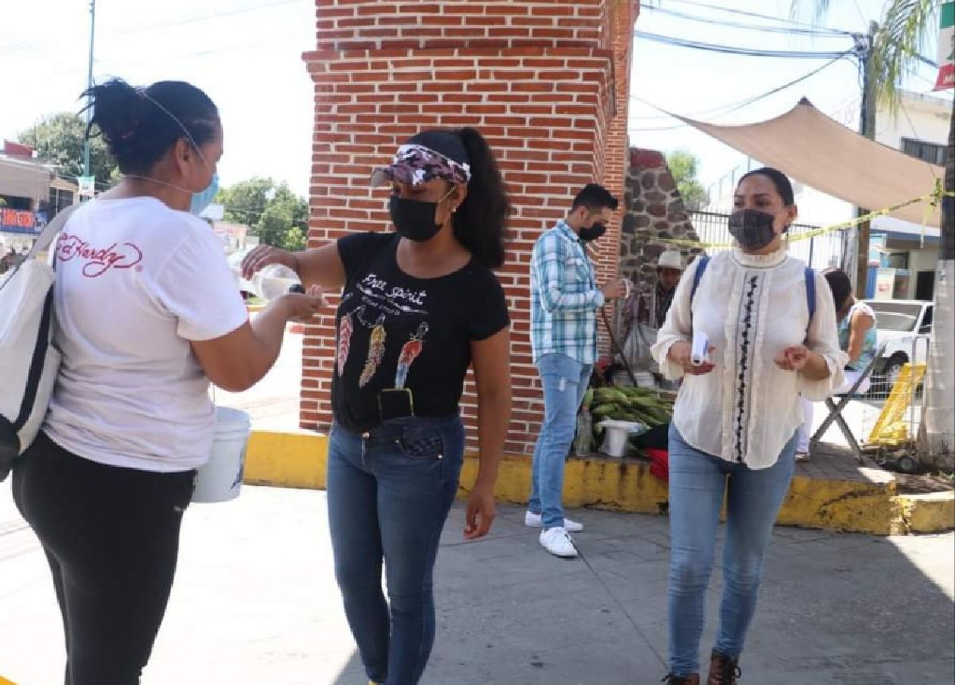 Mantienen filtros sanitarios en zonas comerciales del poniente