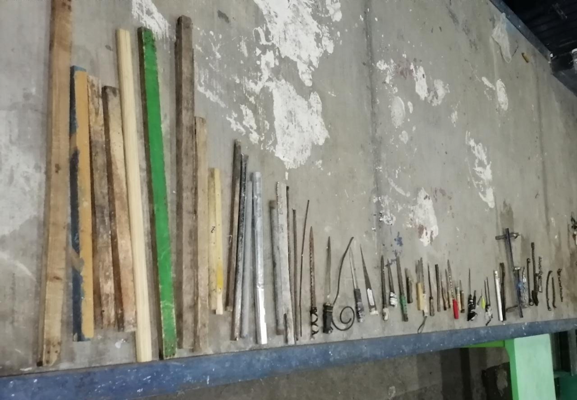  Decomisan objetos punzocortantes en penal de Atlacholoaya