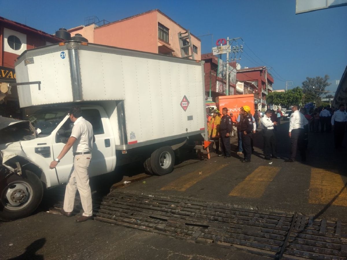 Camioneta sin frenos deja cinco heridos en Buena Vista