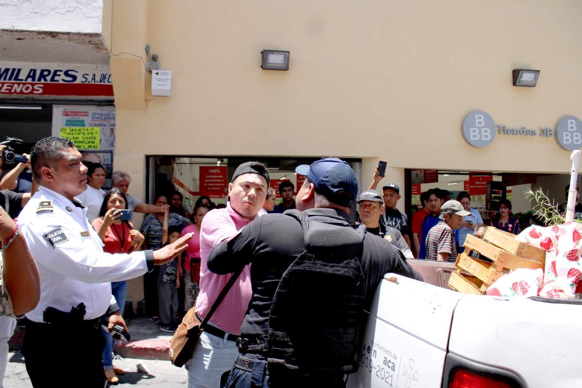 Decomisan mercancía a comercio informal