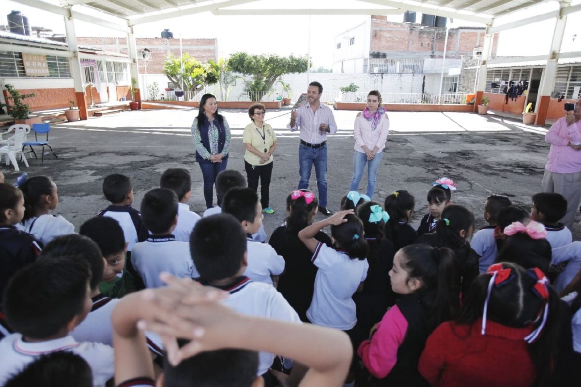Acude edil a la primaria Carmen Serdán