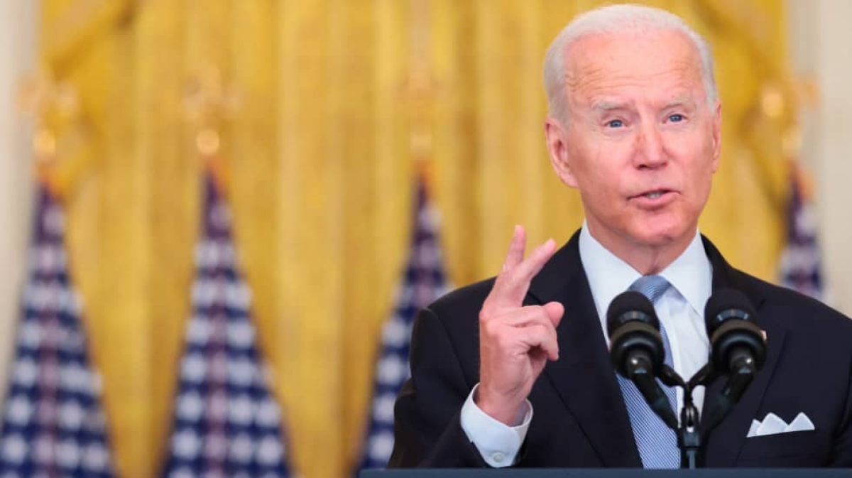 Biden acuerda con talibanes evacuación segura de estadunidenses de Afganistán