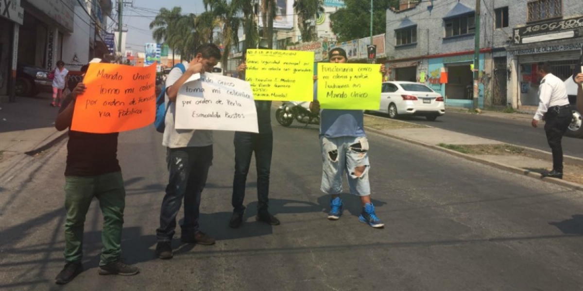 Se manifiestan vecinos de la colonia Vicente Guerrero; realizaron un bloqueo en Plan de Ayala