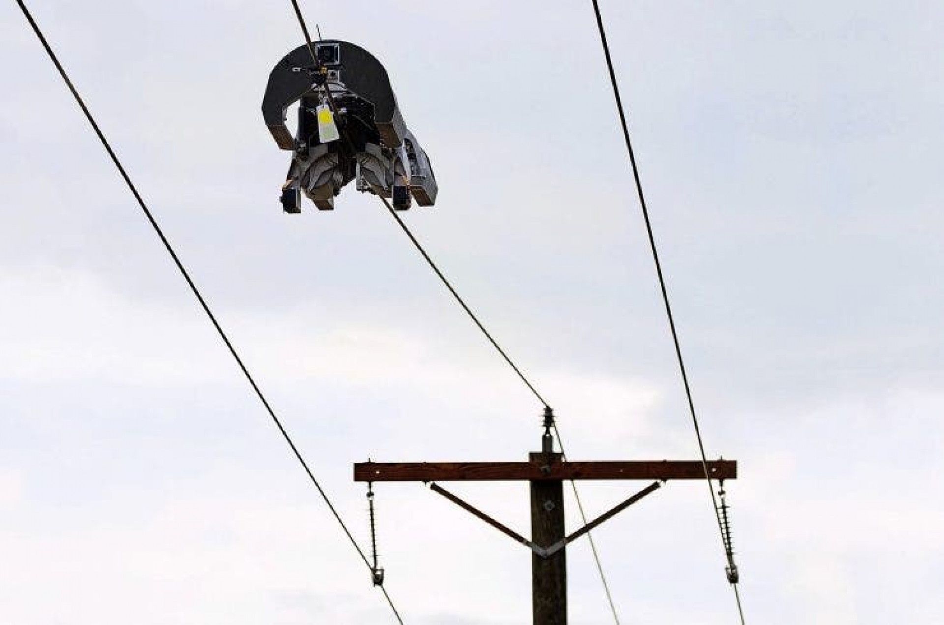 Así es el robot de Facebook para instalar fibra óptica aprovechando el tendido eléctrico