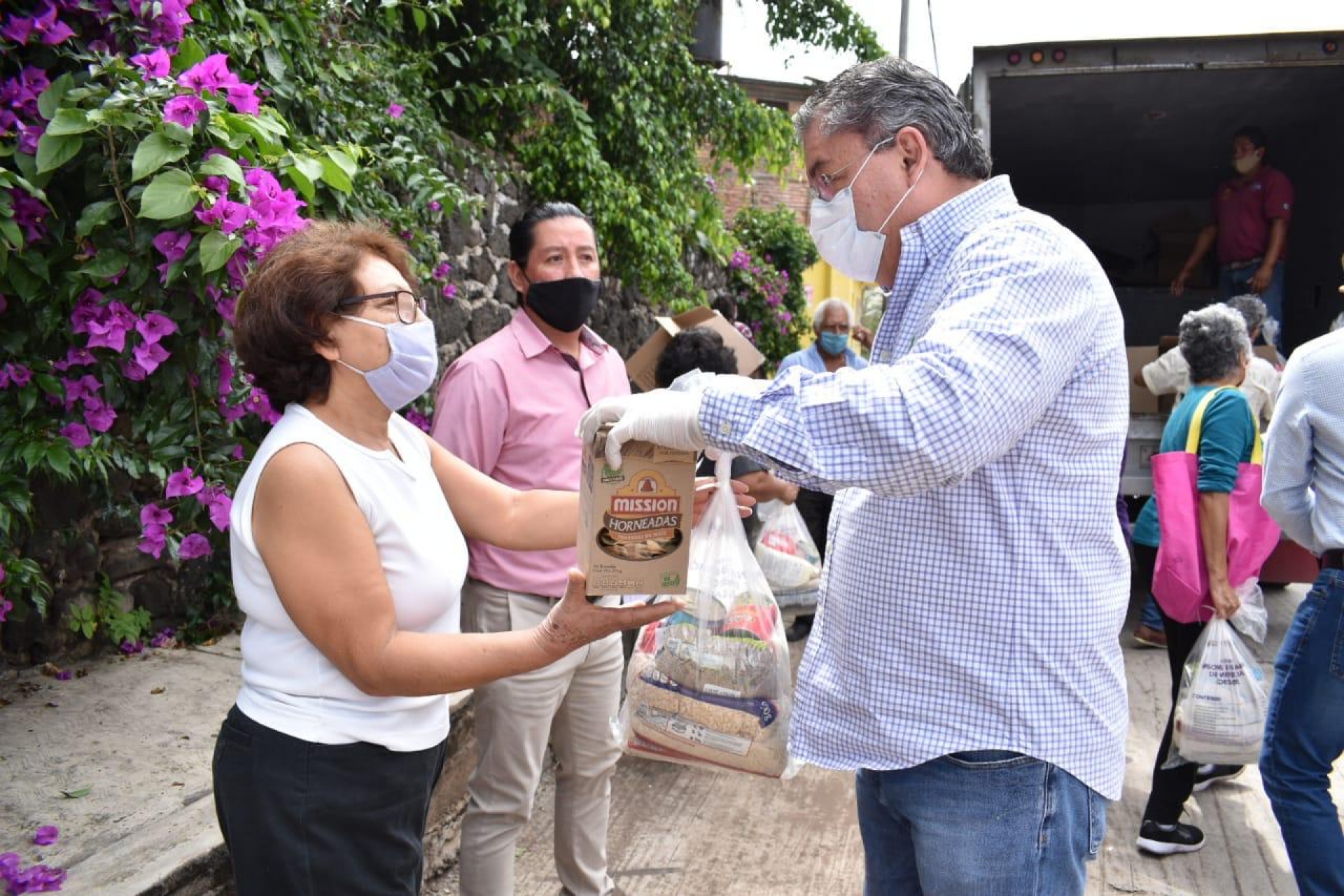 Entrega alcalde apoyos alimentarios en Jiutepec