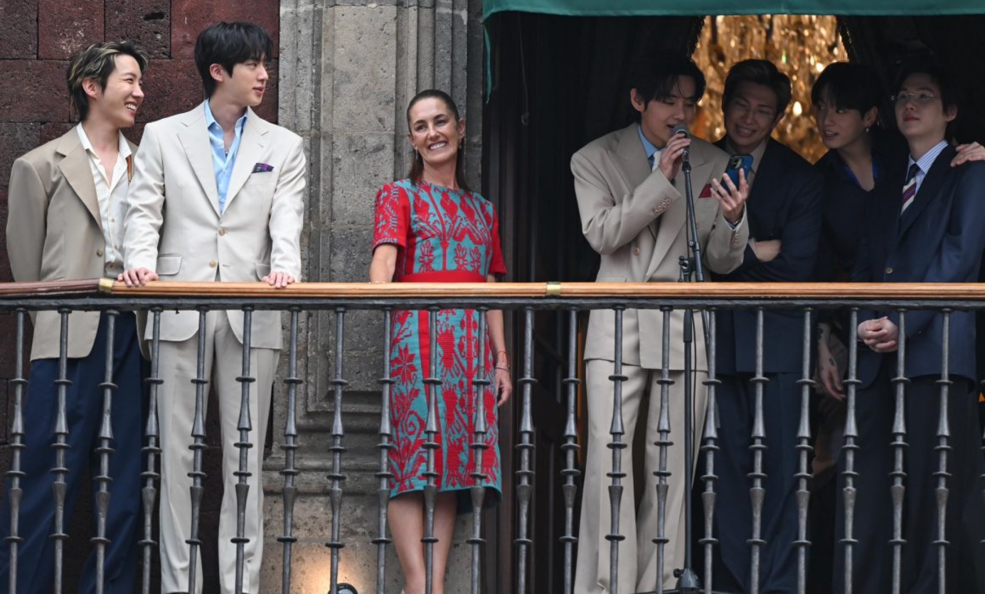 Sheinbaum recibe a BTS en Palacio Nacional ante miles de fans