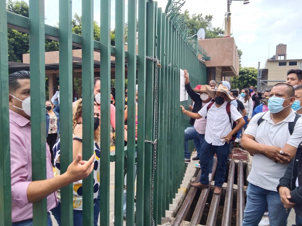 Profesores cierran oficinas del IEBEM para exigir el pago de su aumento salarial