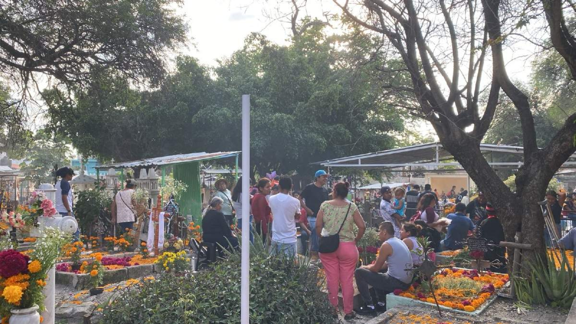 Abarrotados, los panteones de Cuautla en el Día de Muertos